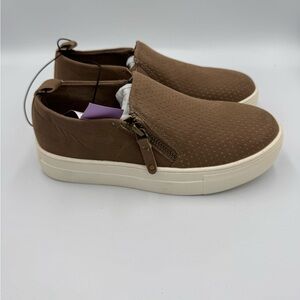 MIA girl Darlene taupe perforated slip-on sneakers size zip kids3y new no box